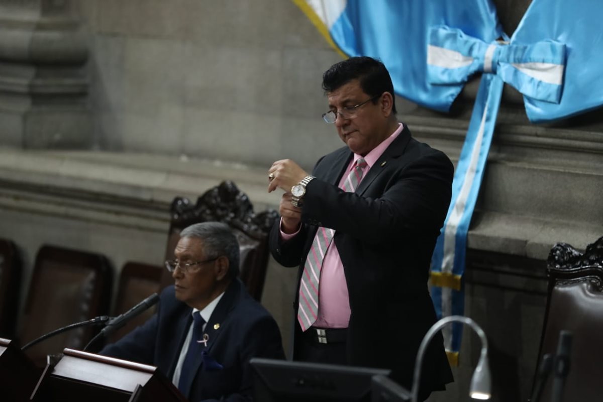 Javier Hernández Ovalle, de FCN-Nación, preside la sesión plenaria junto al diputado oficialista Estuardo Galdámez. (Foto Prensa Libre: Esbin García)