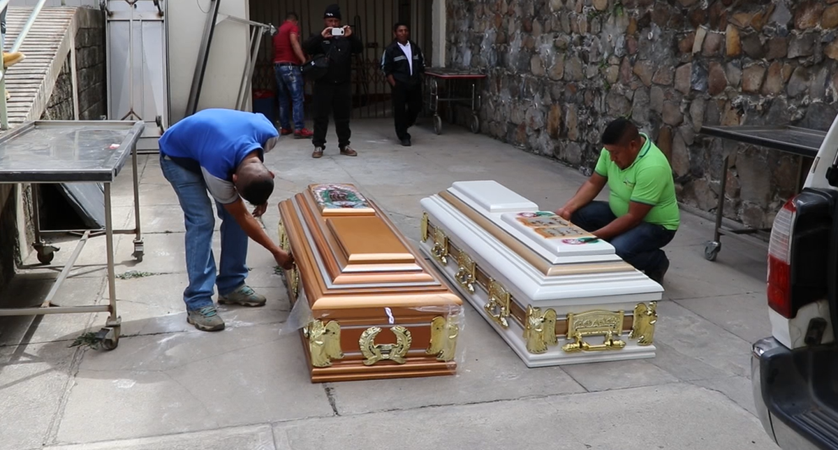 Familiares de las víctimas retiran los cuerpos del Inacif. (Foto Prensa Libre: Hugo Oliva)