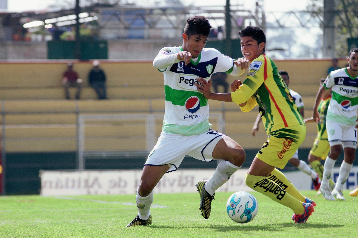 Marquense tuvo oportunidades de gol pero el cuadro antigüeño logró evitar sorpresas. (Foto Prensa Libre:Aroldo Marroquín)