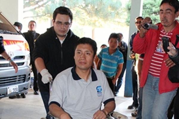 Tzun es ingresado al hospital de Quiché. (Foto Prensa Libre: Oscar Figueroa)<br _mce_bogus="1"/>