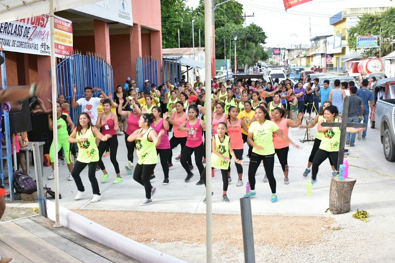 En la Zumbatón, participaron bailarines de las escuelas de zumba del área central de Petén. Los socorristas esperan reunir Q120 mil para comprar una motobomba. (Foto Prensa Libre: Rigoberto Escobar)