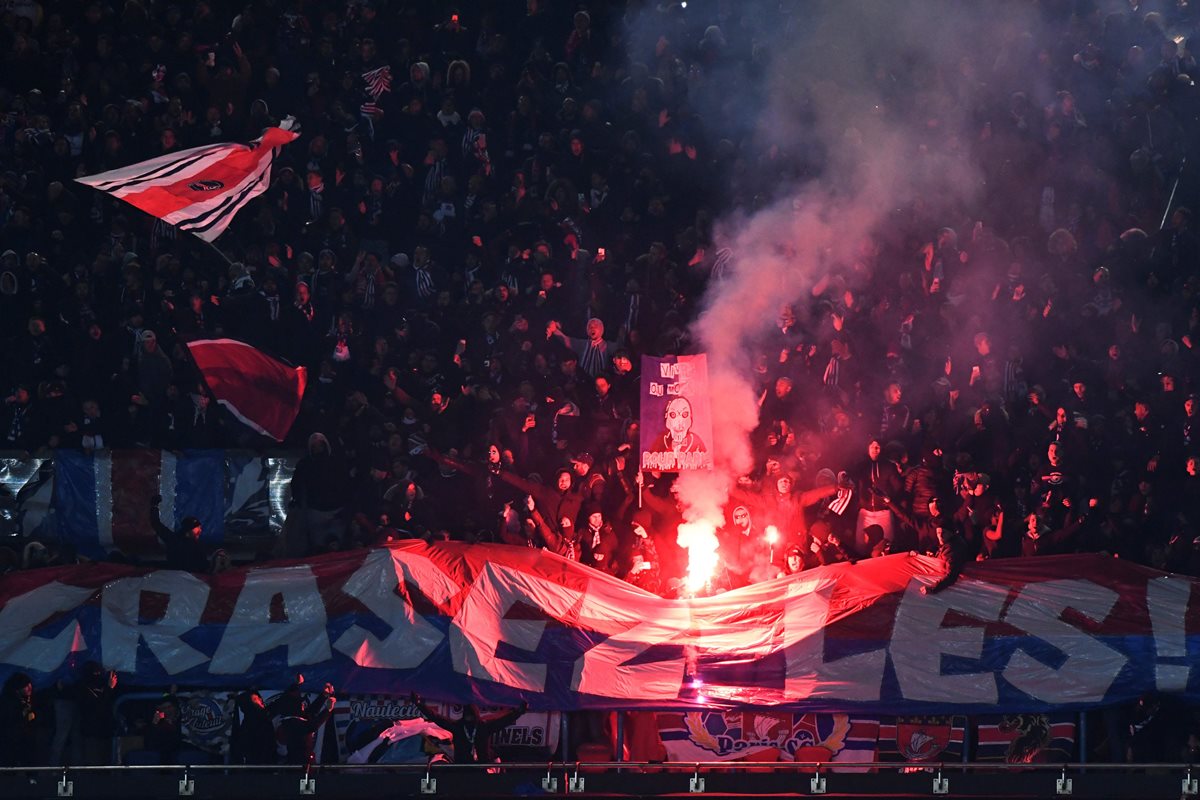 Varios seguidores del PSG intentaron molestar al Real Madrid a las afueras del hotel de concentración en París. (Foto Prensa Libre: AFP)