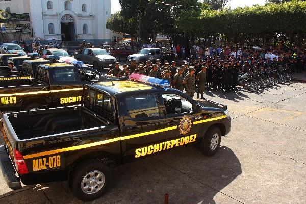 Agentes de la Policía y soldados participan en acto de entrega de autopatrullas, en Mazatenango.
