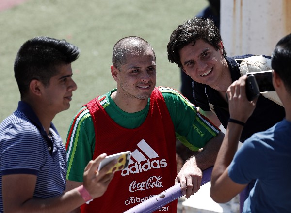 Javier Hernández, de la Selección de México, firma autógrafos en el entrenamiento de este miércoles. (Foto Prensa Libre: AP).