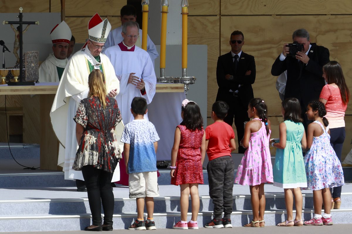 El papa Francisco dijo sentir "dolor y vergüenza" por los abusos sexuales contra menores en las iglesias de Chile. (Foto Prensa Libre: EFE)