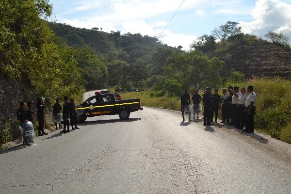 Agentes llegan a sitio de la protesta.