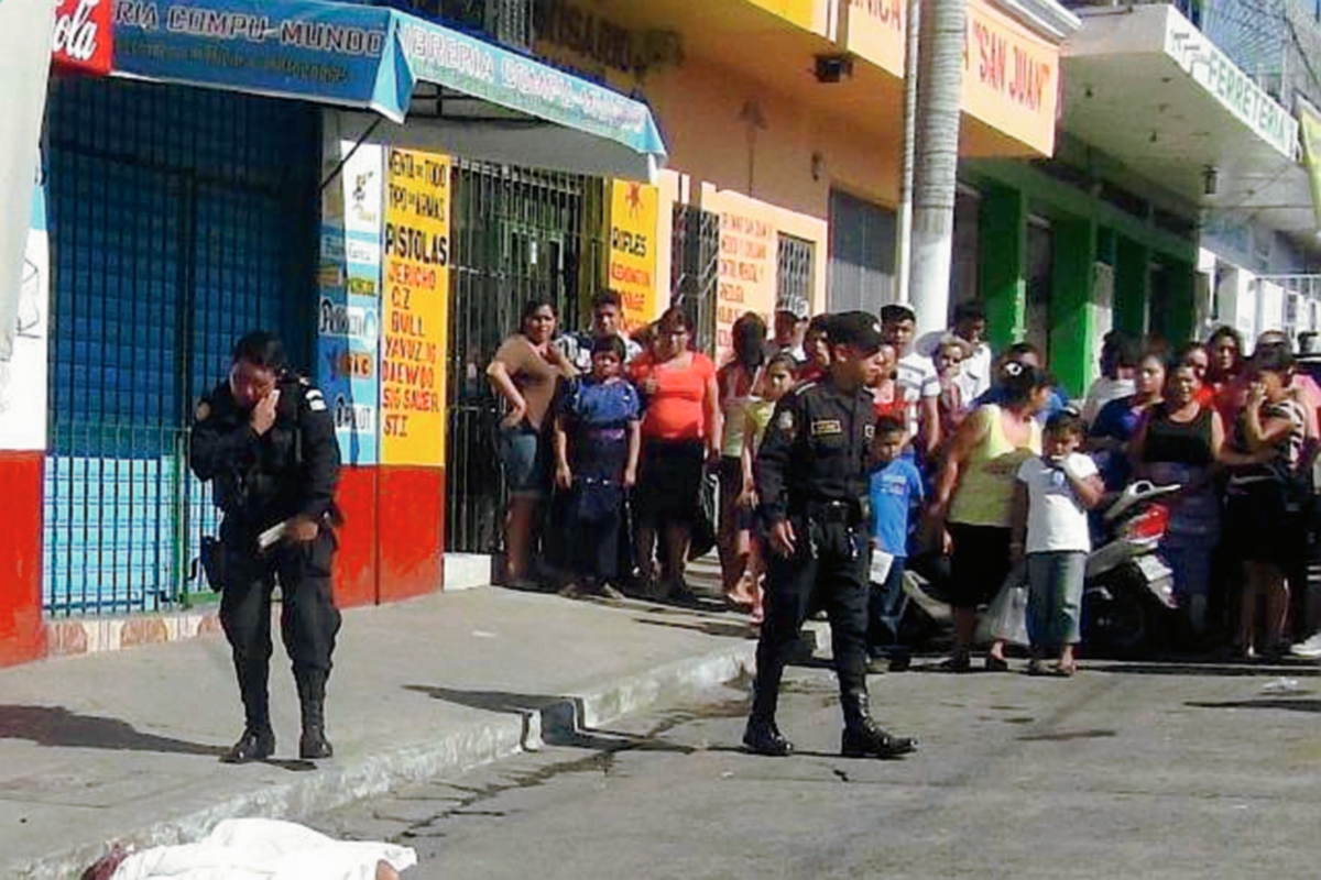 Una mujer fue atacada a balazos y murió en Santa Lucía Cotzumalguapa, Escuintla. (Foto Enrique Paredes)