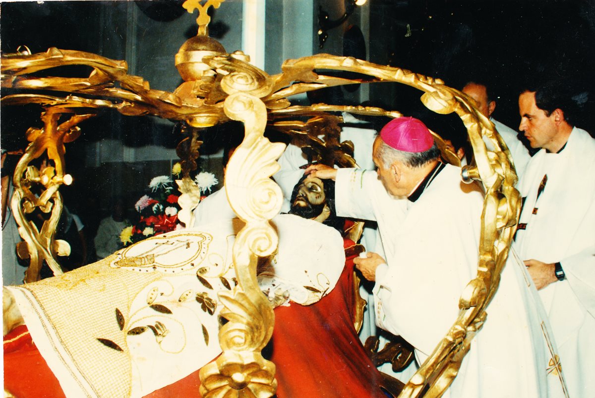 Monseñor Penados del Barrio consagra la imagen del Yacente el 19/11/1989. (Foto Prensa Libre: Cortesía Carlos Menocal)