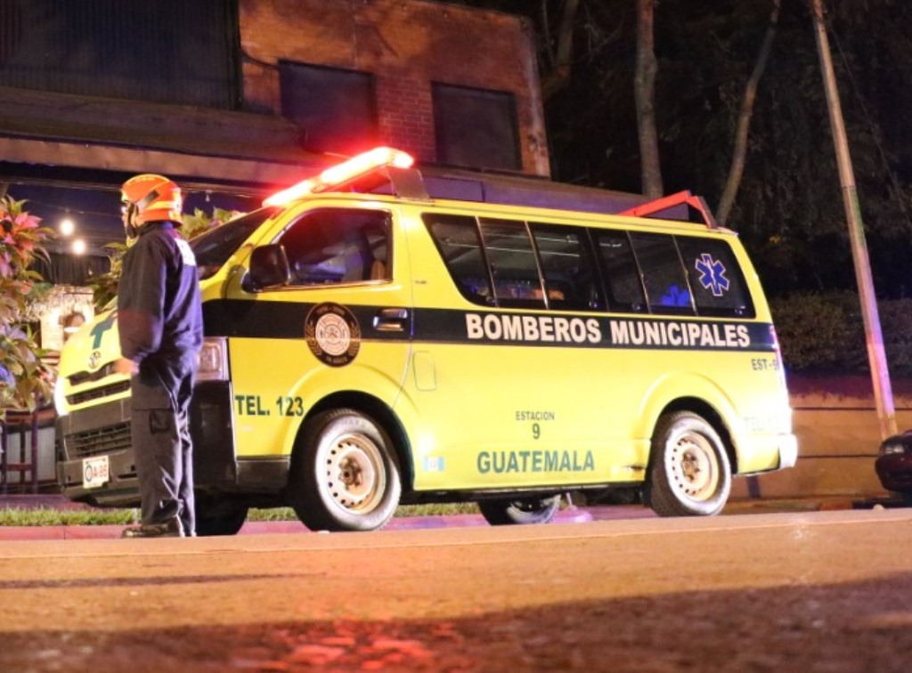 Bomberos atendieron a las víctimas heridas de bala en la 4 avenida y 16 calle, zona 10. (Foto Prensa Libre: Bomberos Municipales)