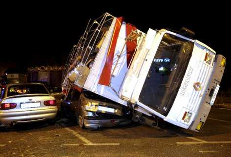 El fuerte viento y las lluvia intensa caída en Gandia, provoco el vuelco de varios camiones estacionados en la fería de la localidad valenciana. (Foto Prensa Libre: EFE)