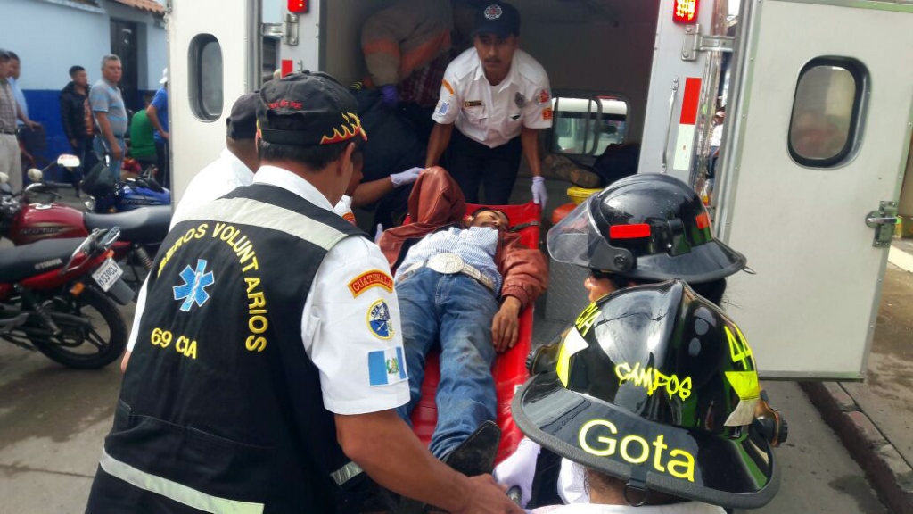 Socorristas trasladan a los heridos al Hospital Nacional de Jalapa. (Foto Prensa Libre: Hugo Oliva)