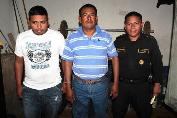 Los dos detenidos son señalados de extorsionar a un comerciantes de Quezaltepeque. (Foto Prensa Libre: Edwin Paxtor)<br _mce_bogus="1"/>