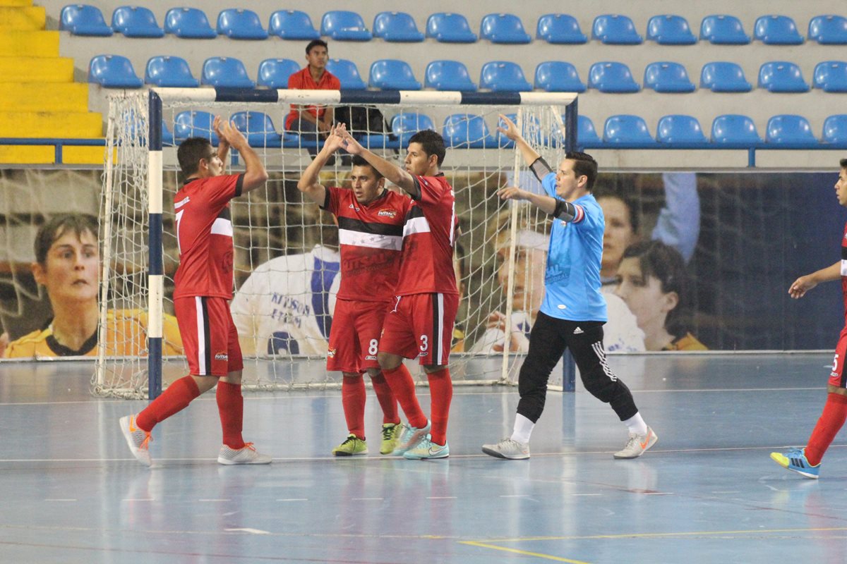 Los jugadores de Glucosoral festejan luego de ganar el encuentro. (Foto Prensa Libre: Cortesía Liga Nacional de Futsal)