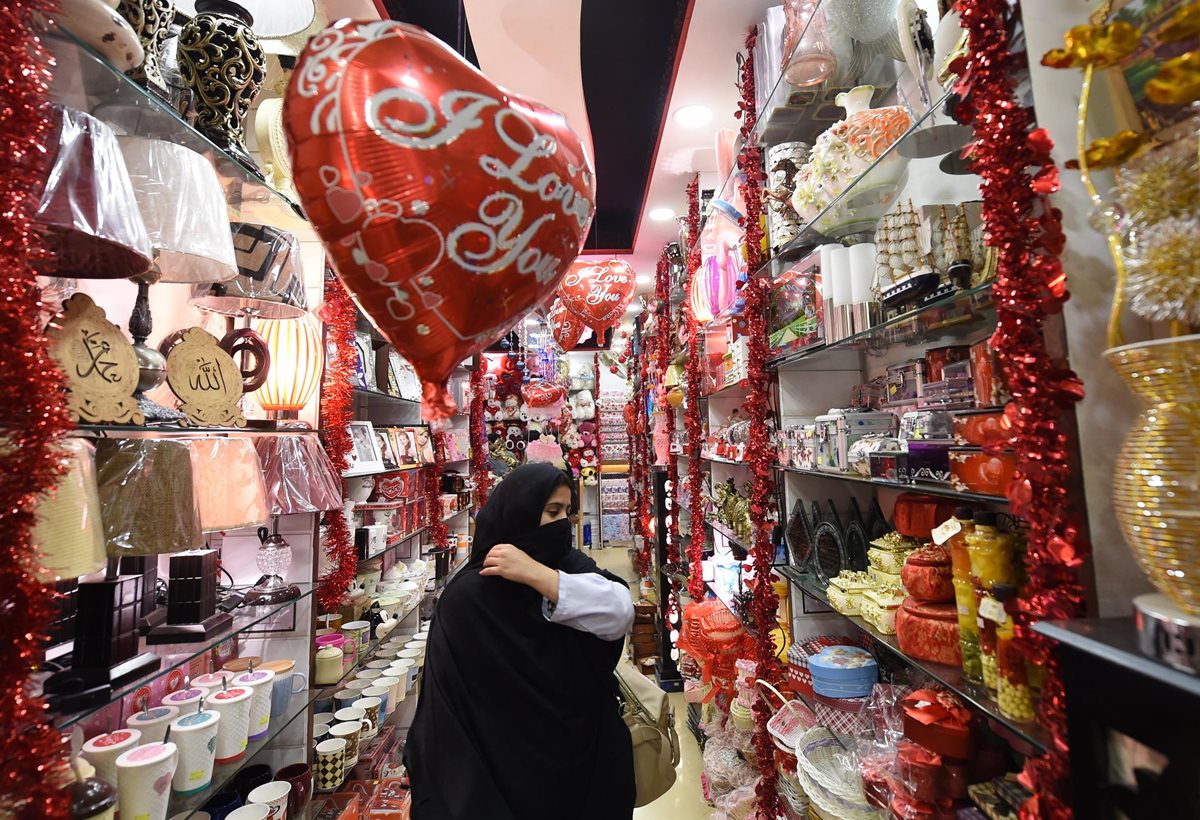 A pesar de la prohibición, en Pakistán se venden productos para celebrar el día de San Valentín.( Foto Prensa Libre: AFP)