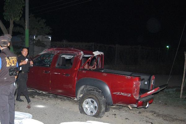 Picop en el que viajaban las dos personas que murieron y las dos que resultaron heridas, en Pajapita, San Marcos. (Foto Prensa Libre: Alexánder Coyoy) <br _mce_bogus="1"/>
