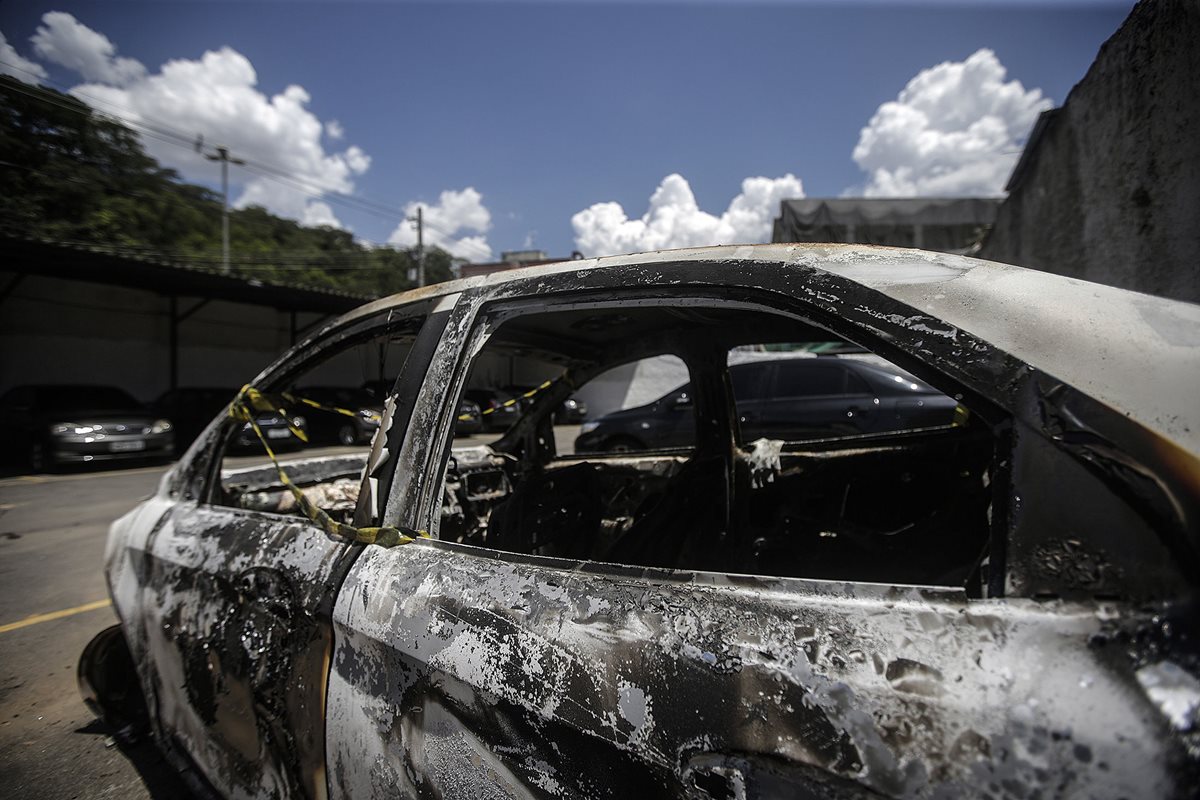Vista de un vehículo calcinado que fue encontrado por la Policía brasileña con el cuerpo carbonizado en su interior del embajador griego Kyriakos Amiridis. (Foto Prensa Libre: EFE).
