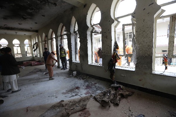 Trabajadores limpian la mezquita dañada por el ataque suicida, en Kabul. (Foto Prensa Libre: AFP)