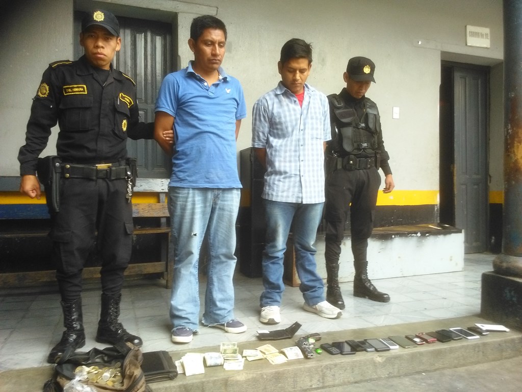 Adolfo Sen Tiu y Benito Mesías Castro fueron capturados por asalto a mano armada en Chinique, Quiché. (Foto Prensa Libre: Óscar Figueroa)