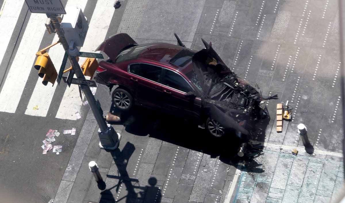 Vista del vehículo que involucrado en el accidente que dejó más de 10 heridos en Times Square, Nueva York. (Foto Prensa Libre: EFE)
