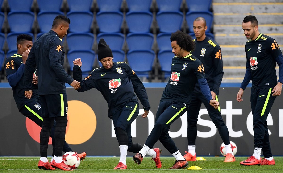 Nymar durante el entrenamiento de la Selección de Brasil en el Parque de los Príncipes, París. (Foto Prensa Libre: AFP)