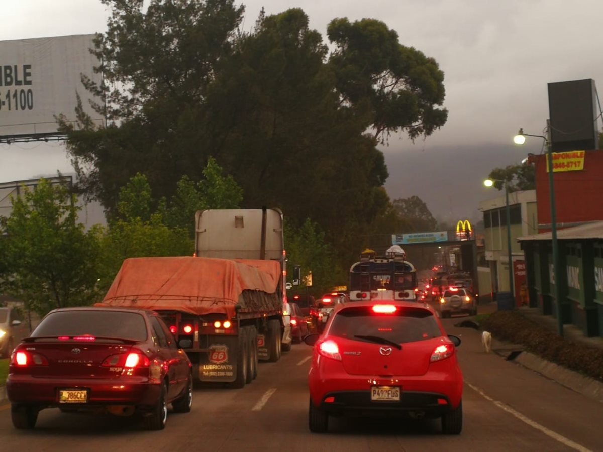 El tránsito se ha visto afectado en San Lucas, Sacatepéquez, debido a la caída de ceniza.