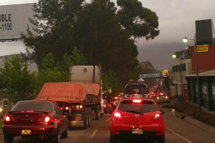 El tránsito se ha visto afectado en San Lucas, Sacatepéquez, debido a la caída de ceniza.