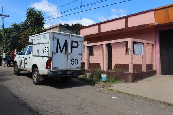 Autoridades trabajan en la vivienda donde murió de forma violenta Heidy Patricia Gámez, en Santa Catarina Mita. (Foto Prensa Libre: Óscar González)