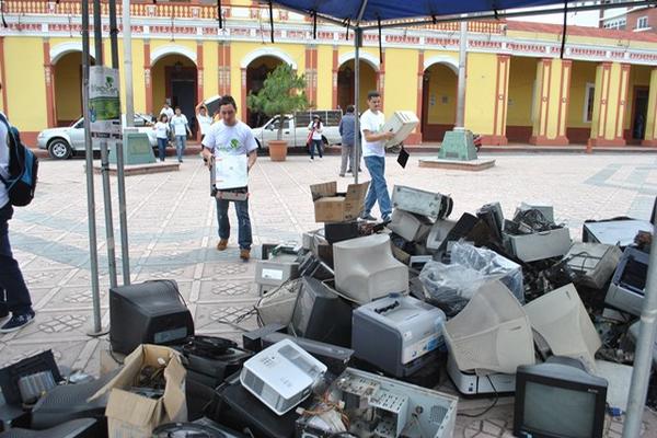 Los estudiantes recolectaron alrededor de siete toneladas de electrodomésticos inservibles. (Foto Prensa Libre: Aroldo Marroquín)
