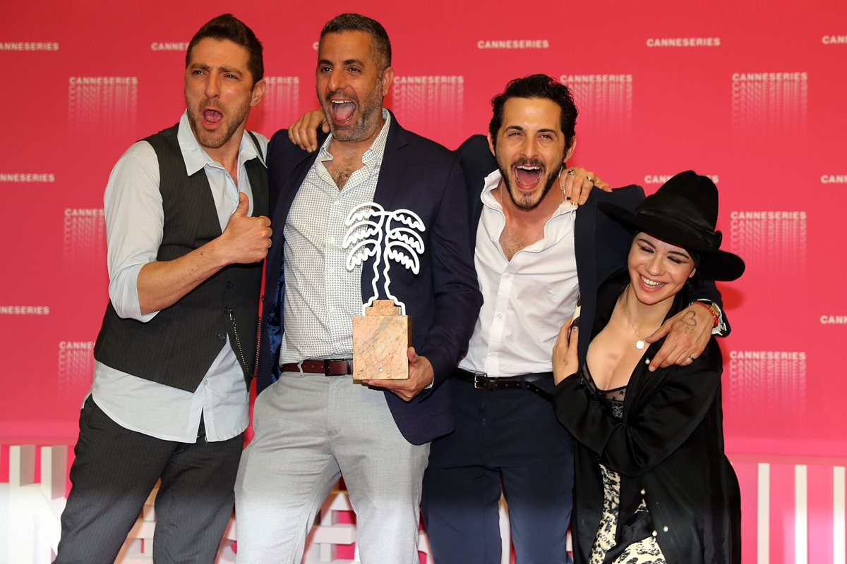 El elenco de "When Heroes Fly", serie también israelí que triunfó en la primera edición del festival Canneseries (Foto Prensa Libre: AFP).