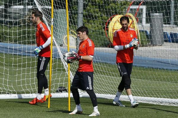 Iker Casillas —al centro— volverá  hoy a defender el marco del equipo merengue en la Liga española. (Foto Prensa Libre: EFE)