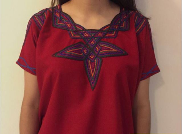 Una de las blusas que ofrece la tienda "María Chula". (Foto Prensa Libre: Facebook).