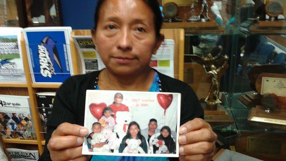 Lucía Quiej comparte una fotografía de su familia. (Foto Prensa Libre: Fernando Peinado Alcaraz)