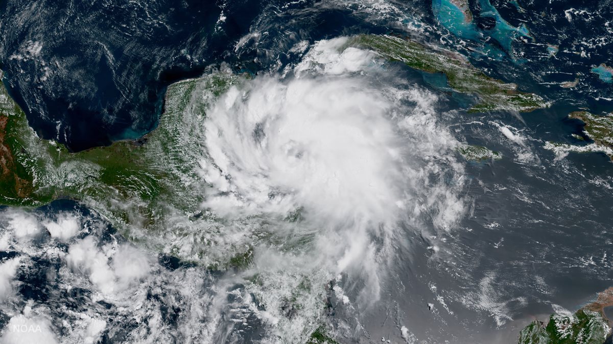 La tormenta tropical “Franklin” tiene como trayectoria las costas del Caribe de México y Belice. (Foto Prensa Libre: AFP)