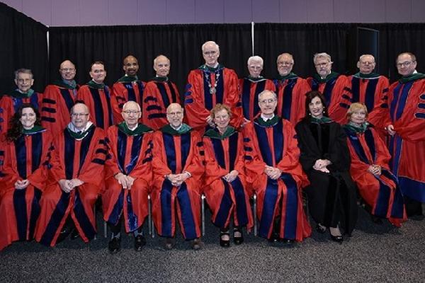 Aldo castañeda —séptimo de izquierda a derecha, atrás—, junto a otros galardonados.