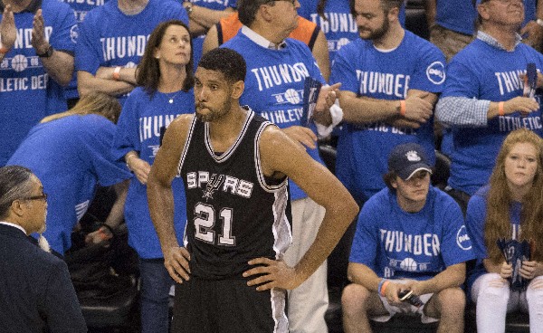 El astro Tim Duncan no ha definido su futuro, entre el retiro y los Spurs. (Foto Prensa Libre: AFP)