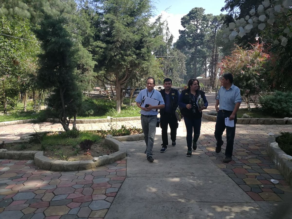 Autoridades inspeccionan las instalaciones, luego del reporte del robo. (Foto Prensa Libre: Fred Rivera).