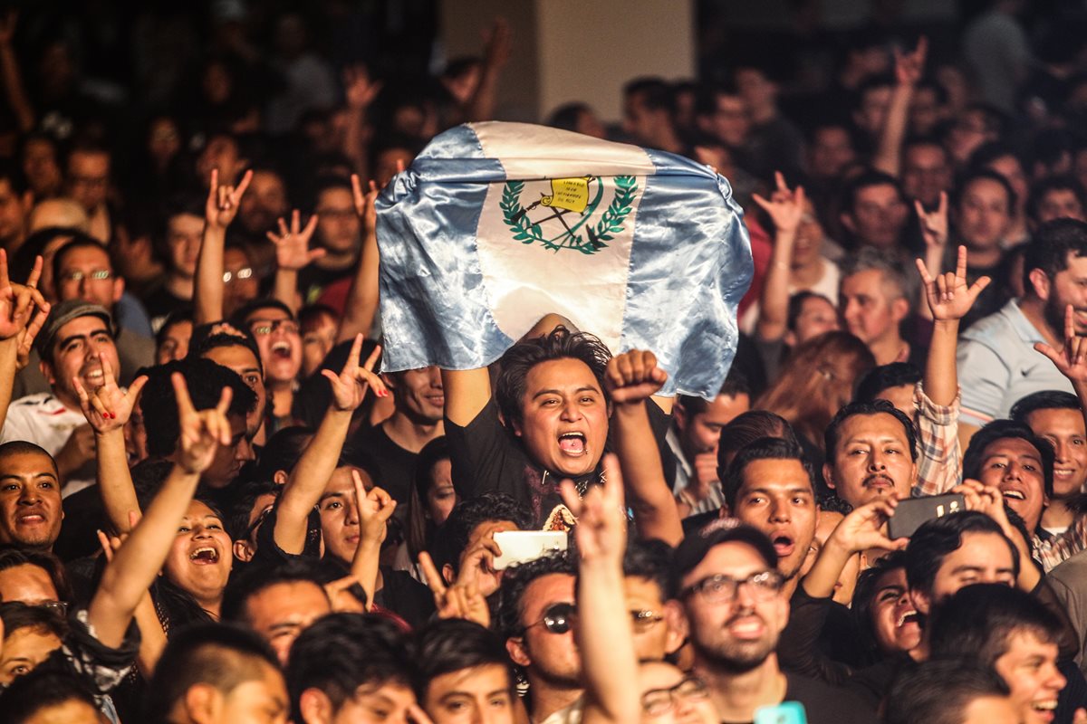 Keneth Cruz capta los cientos de fanáticos que acuden a los conciertos de rock y metal que se organizan en el país.