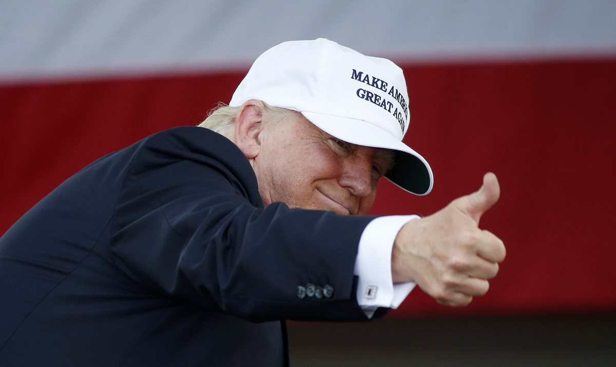 El republicano Donald Trump saluda a sus seguidores durante un reciente acto de campaña. (Foto Prensa Libre: AFP).