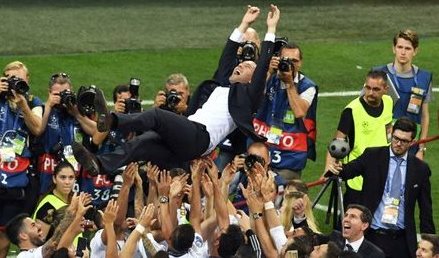 Zinedine Zidane ha ganado dos Ligas de Campeones de Europa consecutivas, algo que nadie había logrado antes. (Foto Prensa Libre: AFP)