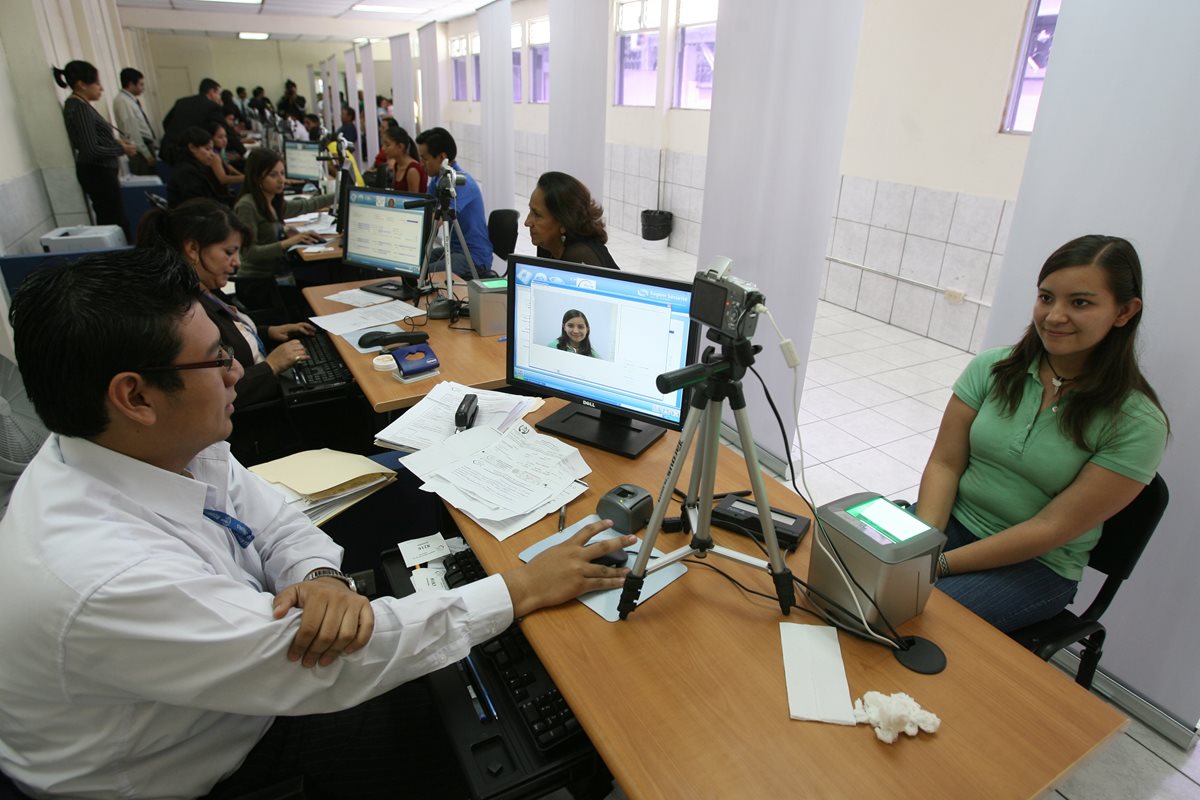 Renap tiene retardos de cuatro meses en entrega de DPI a personas. (Foto Prensa Libre: Hemeroteca PL)