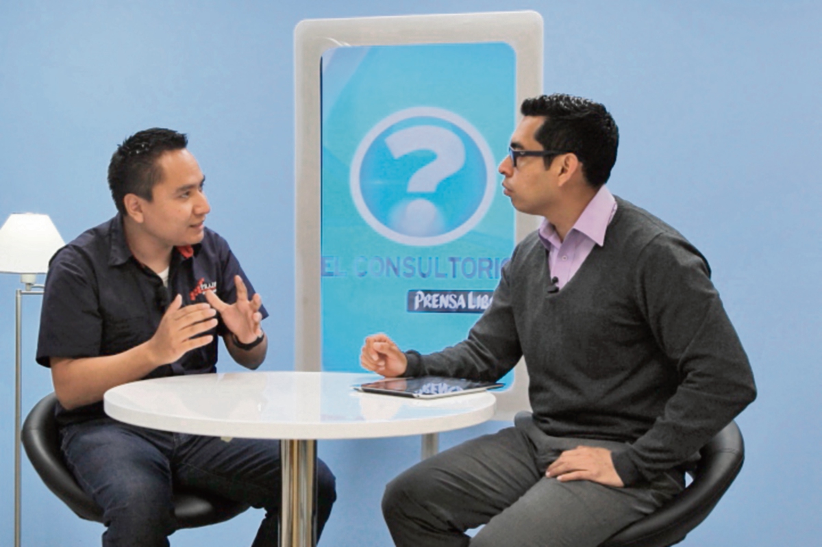 José Menocal —izq.— habla de cómo deben ser los primeros auxilios, en El Consultorio. (Foto Prensa Libre: Yadira Montes)