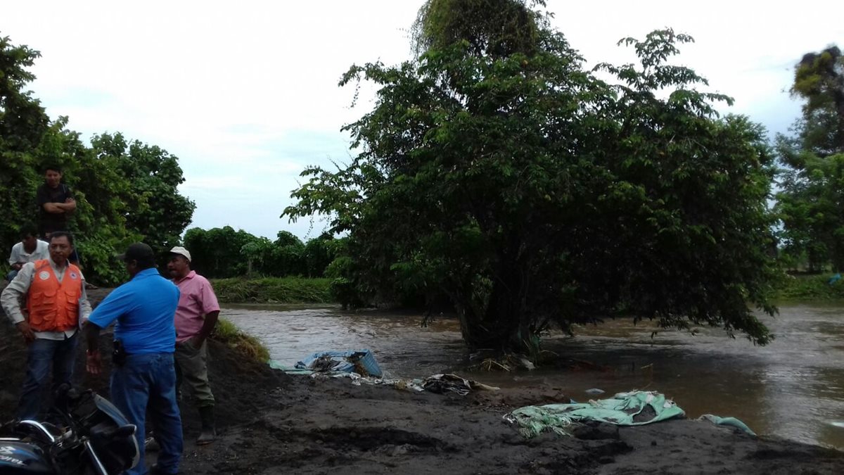 Personeros de la Conred monitorean una de las aldeas de Nueva Concepción, Escuintla, que resultaron afectadas por las inundaciones.(Foto Prensa Libre: Cortesía Conred)
