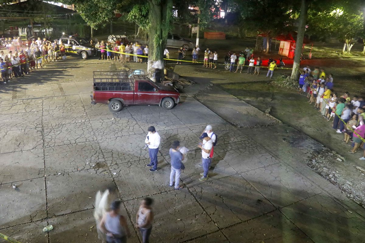 Lugar donde ocurrió el ataque armado contra los tres policías municipales en la zona 4 de Retalhuleu. (Foto Prensa Libre: Rolando Miranda).