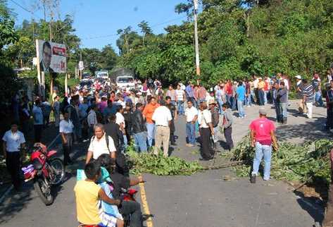 Pobladores de Colomba, Quetzaltenango, colocan obstáculos en la ruta a  la cabecera.