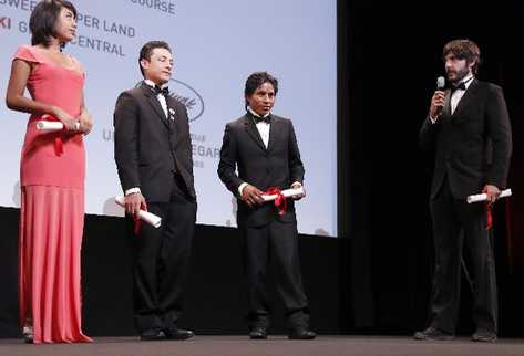 Karen Martínez, Brandon López y Rodolfo Domínguez, durante la premiación en Cannes, el  25 de mayo último.