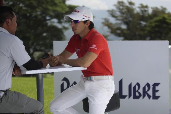 El guatemalteco Pablo Acuña conversa con Óscar Felipe, enviado de TodoDeportes. (Foto Prensa Libre: Norvin Mendoza)