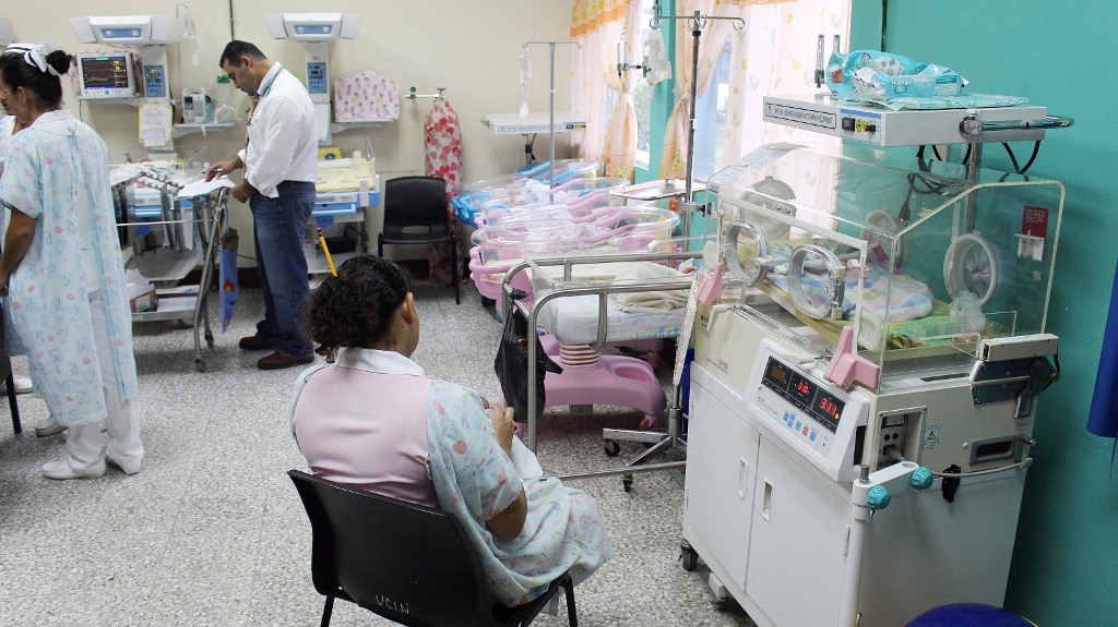 Excremento localizado en una de las cunas del hospital. (Foto Prensa Libre: Cortesía PDH).