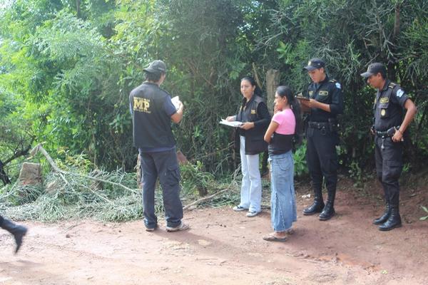 Policías y peritos del Ministerio Público recaban evidencias en sitio del crimen, en Jutiapa. (Foto Prensa Libre: Óscar González)<br _mce_bogus="1"/>