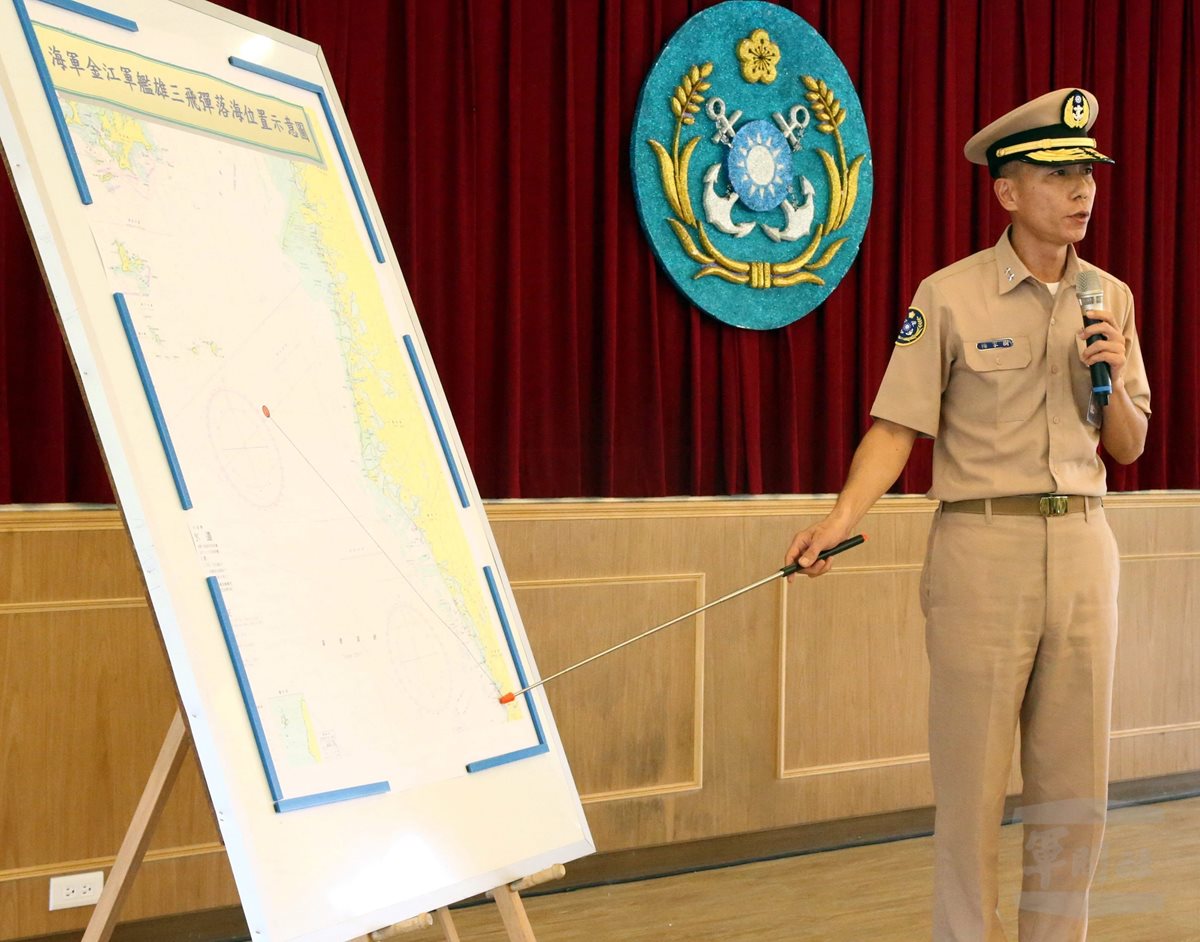 El vicealmirante de la Armada taiwanesa, Mei Chia-shu, explica el facho en el disparo de un misil en un buque de guerra. (Foto Prensa Libre: EFE).