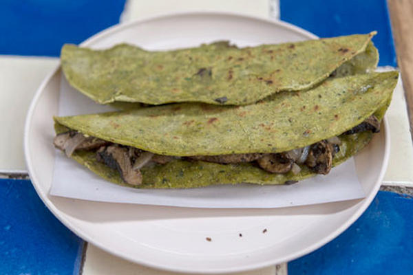 Quesadillas a base de espinacas y tortillas de salvado de trigo son elaboradas en el restaurante de "Doña Vero" en México. (Foto Prensa Libre: AFP)